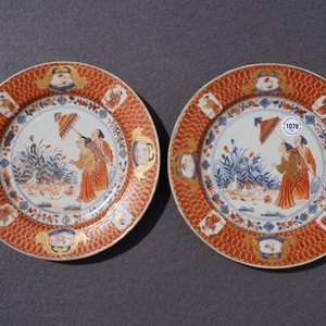 Une paire d'assiettes en porcelaine de Chine de style Imari à décor "Dames au Parasol", Qianlong, ca. 1736-1738 — photo 8