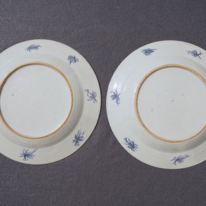 Une paire d'assiettes en porcelaine de Chine de style Imari à décor "Dames au Parasol", Qianlong, ca. 1736-1738 — photo 9