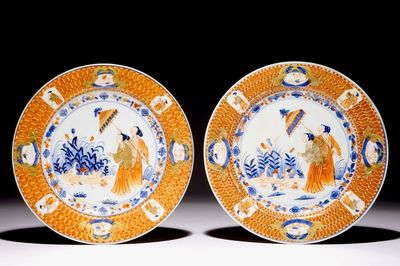 Une paire d'assiettes en porcelaine de Chine de style Imari à décor d'après Cornelis Pronk: "Dames au Parasol", ca. 1736-1738