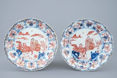 Une paire d'assiettes en porcelaine de Chine de style Imari à décor de carrosses, Kangxi/Yongzheng