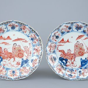 Une paire d'assiettes en porcelaine de Chine de style Imari à décor de carrosses, Kangxi/Yongzheng — photo 1