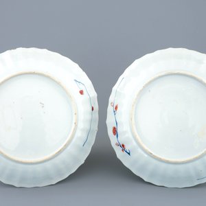 Une paire d'assiettes en porcelaine de Chine de style Imari à décor de carrosses, Kangxi/Yongzheng — photo 2