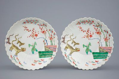 Une paire d'assiettes en porcelaine de Chine de style Kakiemon, Kangxi, début du 18ème