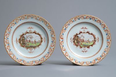 Une paire d'assiettes en porcelaine de Chine de style Meissen à décor de scènes de chasse, Qianlong