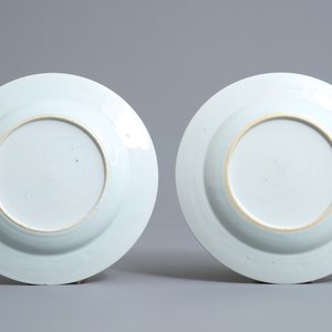 Une paire d'assiettes en porcelaine de Chine de style Meissen à décor de scènes de chasse, Qianlong — photo 2