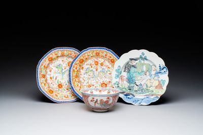 Une paire d'assiettes en porcelaine de Chine décorées en Angleterre et un bol et une assiette surdécorés aux Pays-Bas, Qianlong