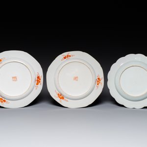 Une paire d'assiettes en porcelaine de Chine décorées en Angleterre et un bol et une assiette surdécorés aux Pays-Bas, Qianlong — photo 3
