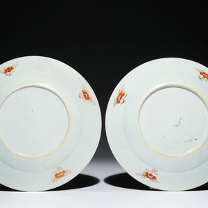 Une paire d'assiettes en porcelaine de Chine d'exportation famille rose de style Pronk, Qianlong — photo 2