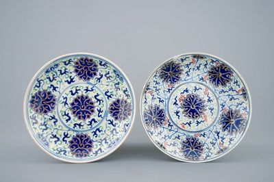 Une paire d'assiettes en porcelaine de Chine doucai aux fleurs de lotus, 19/20ème