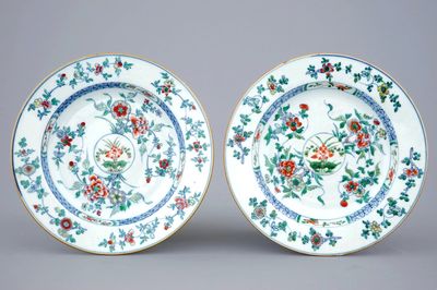 Une paire d'assiettes en porcelaine de Chine doucai, Kangxi