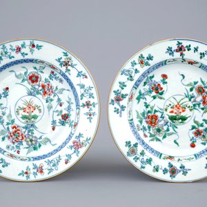 Une paire d'assiettes en porcelaine de Chine doucai, Kangxi — photo 1