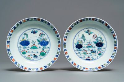 Une paire d'assiettes en porcelaine de Chine doucai, marque de Chenghua, 18ème