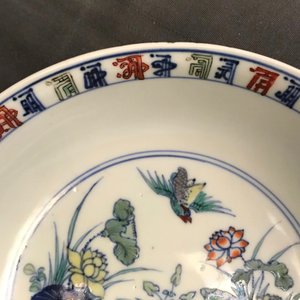 Une paire d'assiettes en porcelaine de Chine doucai, marque de Chenghua, 18ème — photo 14