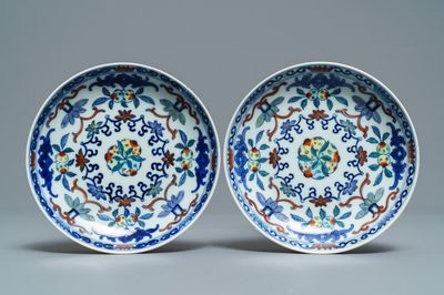 Une paire d'assiettes en porcelaine de Chine doucai, marque de Qianlong, 19ème
