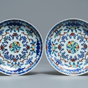Une paire d'assiettes en porcelaine de Chine doucai, marque de Qianlong, 19ème — photo 1