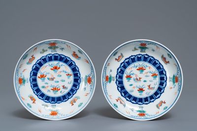 Une paire d'assiettes en porcelaine de Chine doucai, République