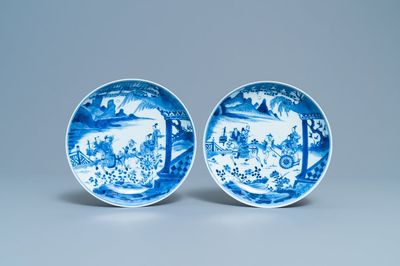 Une paire d'assiettes en porcelaine de Chine en bleu et blanc à décor narratif, Kangxi/Yongzheng
