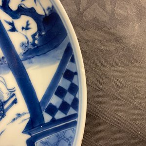 Une paire d'assiettes en porcelaine de Chine en bleu et blanc à décor narratif, Kangxi/Yongzheng — photo 6