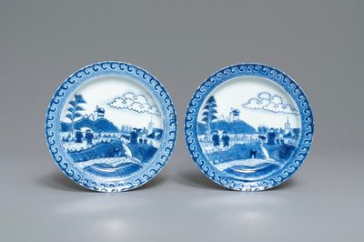 Une paire d'assiettes en porcelaine de Chine en bleu et blanc à décor 'Scheveningen' ou 'Nabeshima', Kangxi