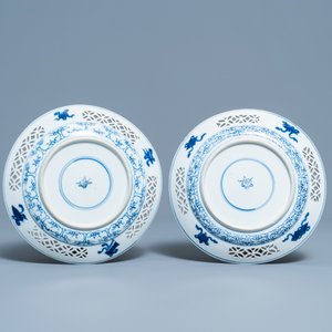 Une paire d'assiettes en porcelaine de Chine en bleu et blanc aux bordures ajourées, Kangxi — photo 3