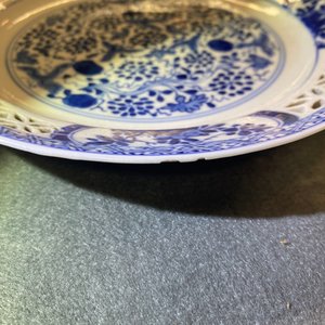 Une paire d'assiettes en porcelaine de Chine en bleu et blanc aux bordures ajourées, Kangxi — photo 5