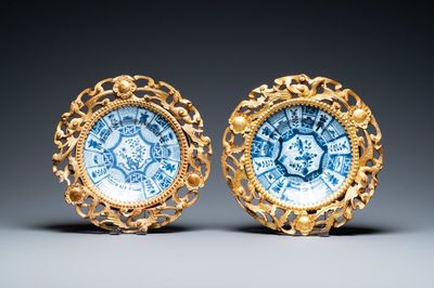 Une paire d'assiettes en porcelaine de Chine en bleu et blanc dans leurs cadres en bois doré, Kangxi et 19ème