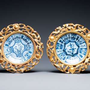 Une paire d'assiettes en porcelaine de Chine en bleu et blanc dans leurs cadres en bois doré, Kangxi et 19ème — photo 1