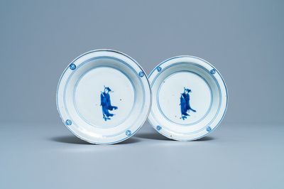 Une paire d'assiettes en porcelaine de Chine en bleu et blanc de type ko-sometsuke pour le marché japonais, Tianqi