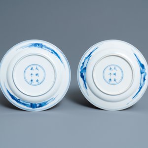 Une paire d'assiettes en porcelaine de Chine en bleu et blanc, marque de Chenghua, Kangxi — photo 2