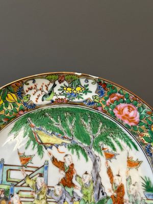 Une paire d'assiettes en porcelaine de Chine en bleu et blanc surdécoré en Canton, une assiette aux garçons jouant et une assiette ajourée, 19ème — photo 12