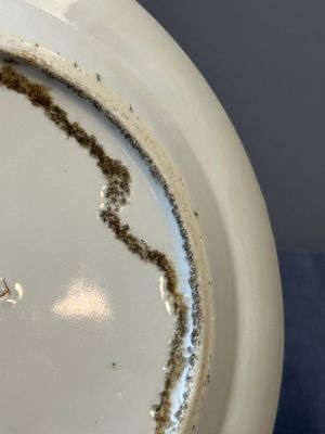 Une paire d'assiettes en porcelaine de Chine en bleu et blanc surdécoré en Canton, une assiette aux garçons jouant et une assiette ajourée, 19ème — photo 16