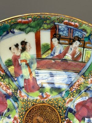 Une paire d'assiettes en porcelaine de Chine en bleu et blanc surdécoré en Canton, une assiette aux garçons jouant et une assiette ajourée, 19ème — photo 18