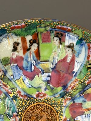 Une paire d'assiettes en porcelaine de Chine en bleu et blanc surdécoré en Canton, une assiette aux garçons jouant et une assiette ajourée, 19ème — photo 19
