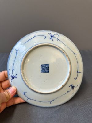 Une paire d'assiettes en porcelaine de Chine en bleu et blanc surdécoré en Canton, une assiette aux garçons jouant et une assiette ajourée, 19ème — photo 20
