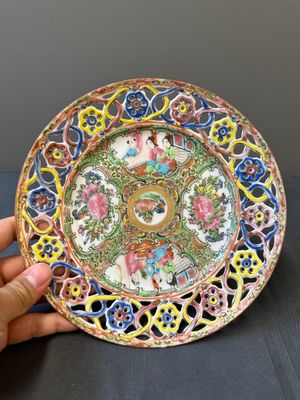 Une paire d'assiettes en porcelaine de Chine en bleu et blanc surdécoré en Canton, une assiette aux garçons jouant et une assiette ajourée, 19ème — photo 2