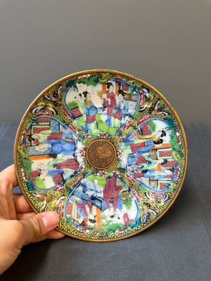 Une paire d'assiettes en porcelaine de Chine en bleu et blanc surdécoré en Canton, une assiette aux garçons jouant et une assiette ajourée, 19ème — photo 22