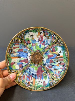 Une paire d'assiettes en porcelaine de Chine en bleu et blanc surdécoré en Canton, une assiette aux garçons jouant et une assiette ajourée, 19ème — photo 25