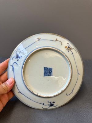 Une paire d'assiettes en porcelaine de Chine en bleu et blanc surdécoré en Canton, une assiette aux garçons jouant et une assiette ajourée, 19ème — photo 27
