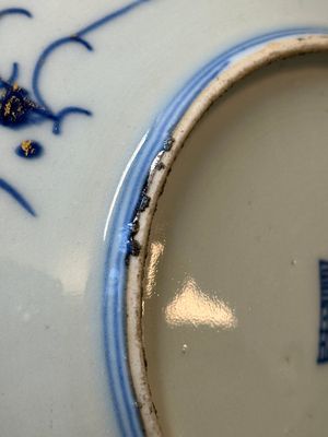 Une paire d'assiettes en porcelaine de Chine en bleu et blanc surdécoré en Canton, une assiette aux garçons jouant et une assiette ajourée, 19ème — photo 28