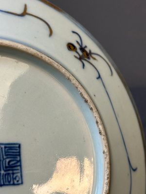 Une paire d'assiettes en porcelaine de Chine en bleu et blanc surdécoré en Canton, une assiette aux garçons jouant et une assiette ajourée, 19ème — photo 29