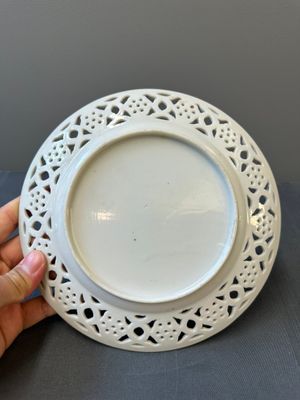 Une paire d'assiettes en porcelaine de Chine en bleu et blanc surdécoré en Canton, une assiette aux garçons jouant et une assiette ajourée, 19ème — photo 5