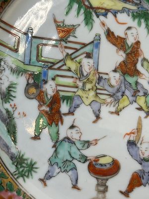 Une paire d'assiettes en porcelaine de Chine en bleu et blanc surdécoré en Canton, une assiette aux garçons jouant et une assiette ajourée, 19ème — photo 10