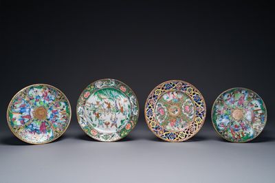 Une paire d'assiettes en porcelaine de Chine en bleu et blanc surdécoré en Canton, une assiette aux garçons jouant et une assiette ajourée, 19ème