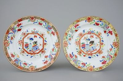 Une paire d'assiettes en porcelaine de Chine famille jaune, Yongzheng/Qianlong, 18ème