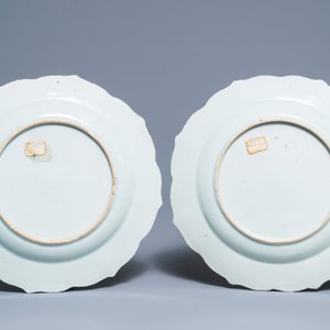 Une paire d'assiettes en porcelaine de Chine famille noire, Yongzheng — photo 2