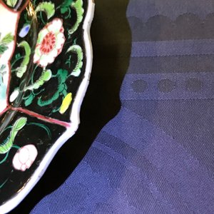 Une paire d'assiettes en porcelaine de Chine famille noire, Yongzheng — photo 6