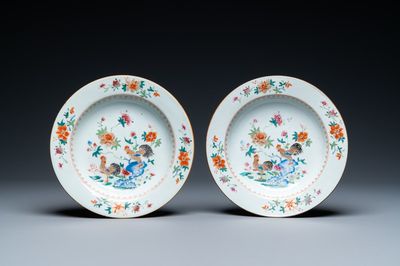 Une paire d'assiettes en porcelaine de Chine famille rose à décor de coqs, Qianlong