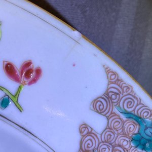 Une paire d'assiettes en porcelaine de Chine famille rose à décor de coqs, Qianlong — photo 3