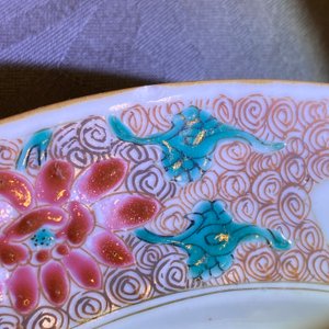 Une paire d'assiettes en porcelaine de Chine famille rose à décor de coqs, Qianlong — photo 4