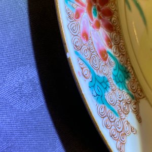 Une paire d'assiettes en porcelaine de Chine famille rose à décor de coqs, Qianlong — photo 5